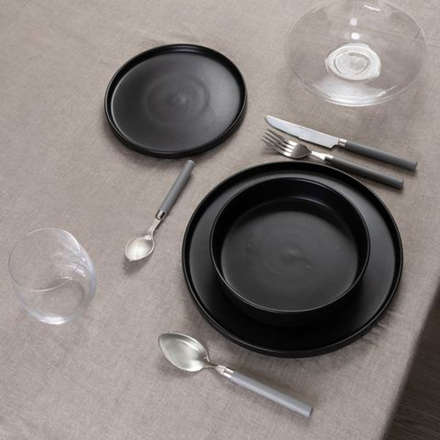 SERVIZIO TAVOLA EVELYN NERO PZ.18