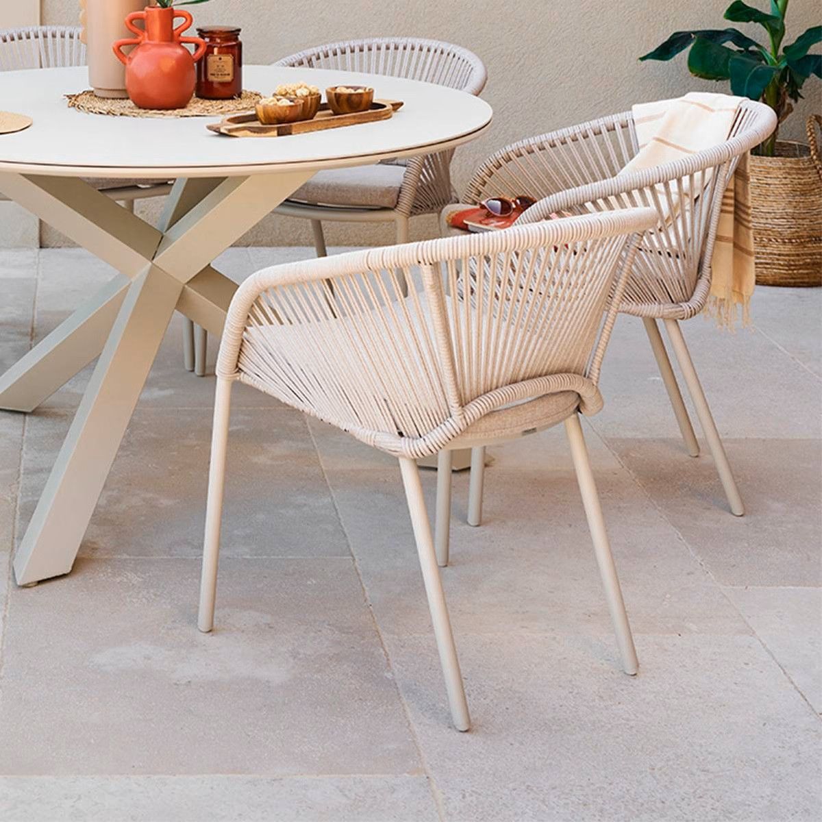 TAVOLO TONDO CM.130+4 POLTRONE ARGILLA