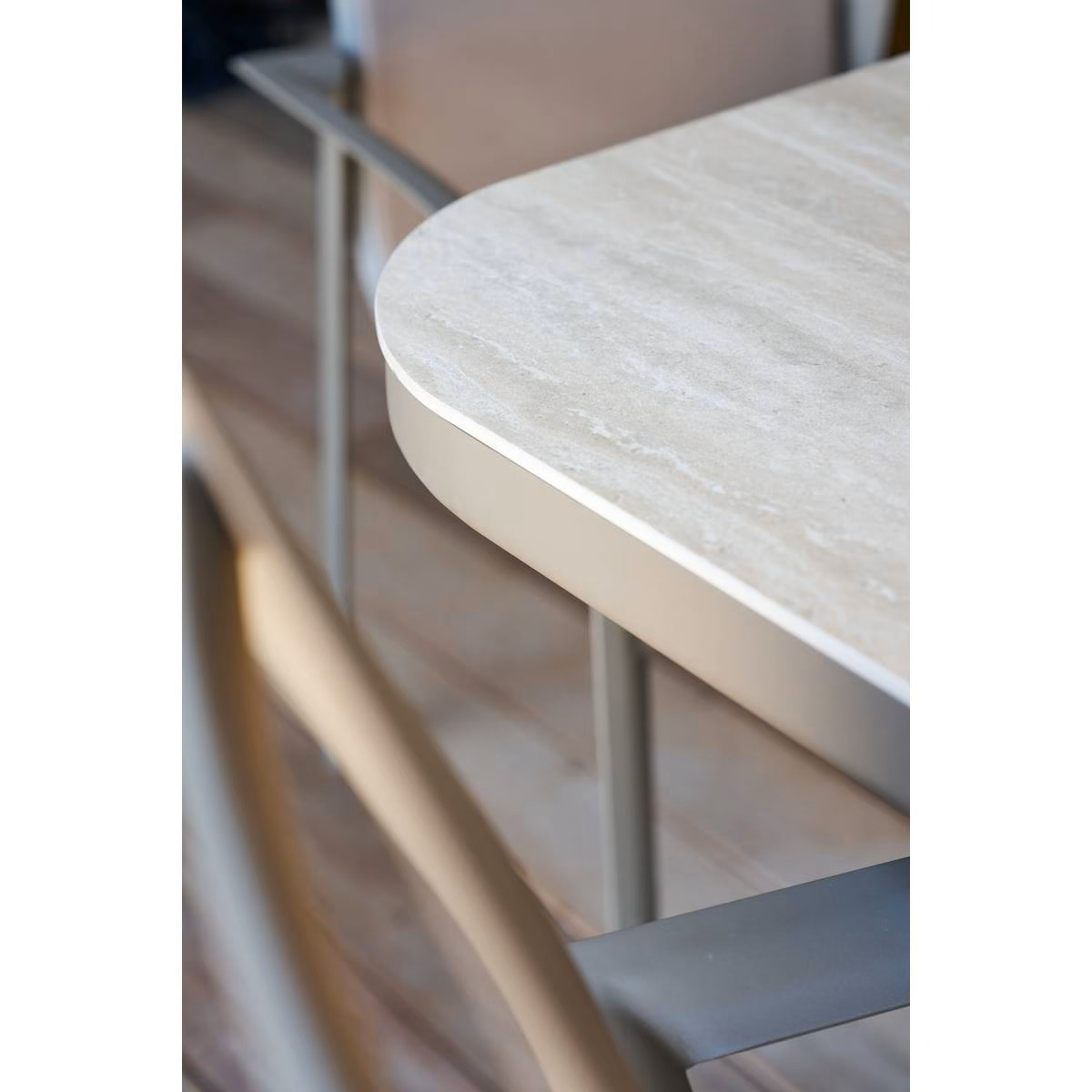 TAVOLO ALLUM.&PIETRA CM.259-339 C/6 POLTRONE CAFFE