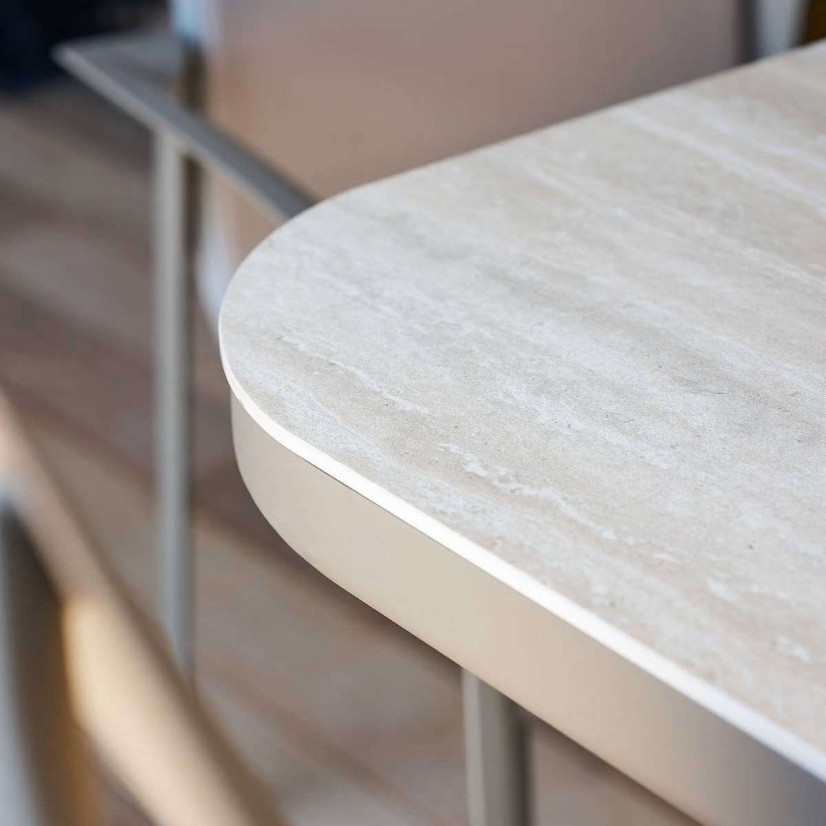 TAVOLO ALLUM.&PIETRA CM.259-339 C/6 POLTRONE CAFFE